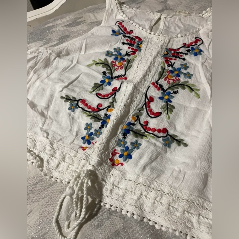 Hollister Top Embroidered Floral White Crop - Picture 3 of 7